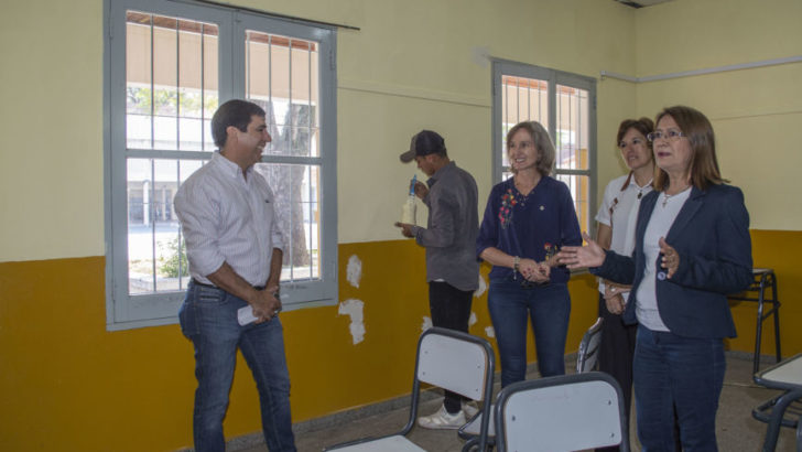 Gustavo Martínez visitó la Escuela Normal y observó trabajos de mejoramiento realizados por Equipo Hábitat