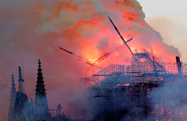Ardió Notre Dame y Macron anunció que volverán a construir la catedral 1