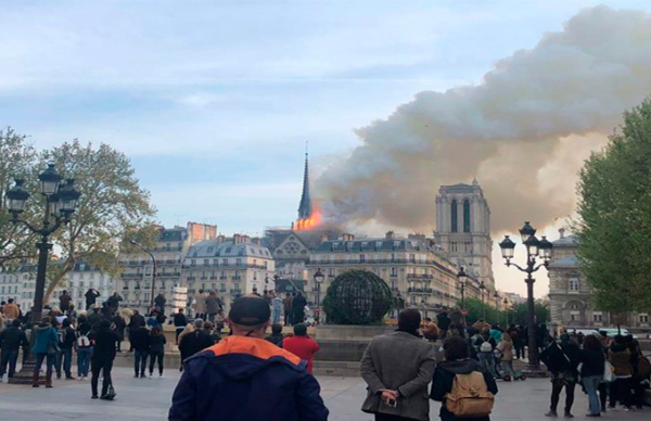 Ardió Notre Dame y Macron anunció que volverán a construir la catedral