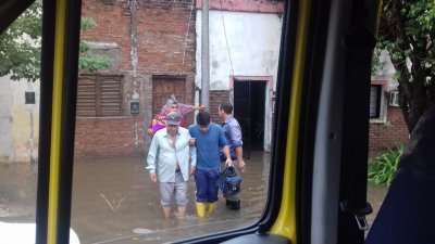 Bomberos de Sáenz Peña asisten a personas anegadas por el temporal