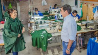 Gustavo Martínez visitó el Taller Textil Arena y destacó el aporte del emprendedurismo