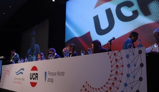 Convención radical: entre abucheos y silbidos, la UCR decidió seguir en Cambiemos