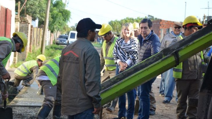 Gustavo Martínez, autoridades del Ipduv y vecinos recorrieron obras en el barrio San Valentín