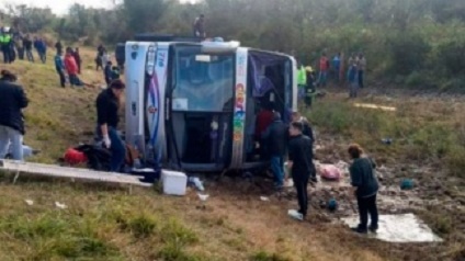 Tragedia en Tucumán: quince muertos y 44 heridos por el vuelco de un ómnibus