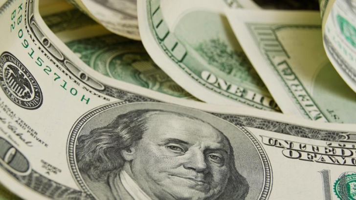 El dólar bajó 74 centavos: Lacunza y Sandleris echan mano de las reservas
