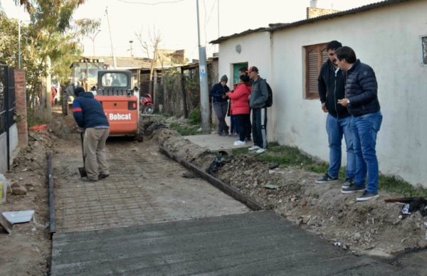 Gustavo Martínez y autoridades del Ipduv recorrieron en el barrio San Valentín 1