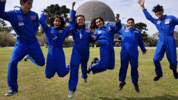 Estudiantes becados por la Embajada de EEUU viajan al centro de vuelos espaciales en Alabama