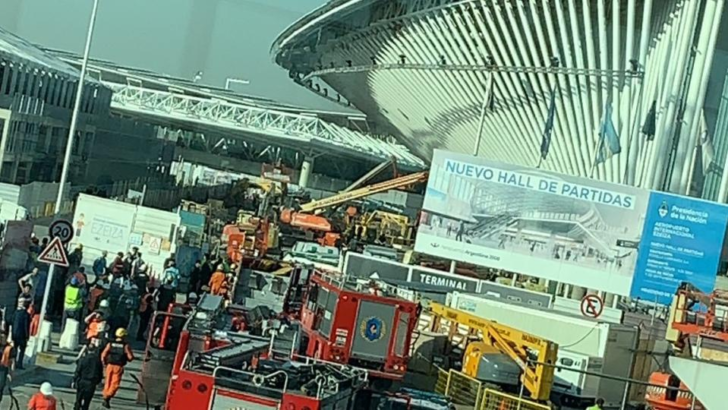 La tragedia “anunciada” de Ezeiza: un operario muerto y 13 heridos por un derrumbe en el aeropuerto