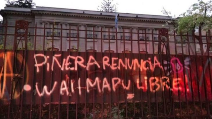 Chile en llamas: atacaron la embajada Argentina