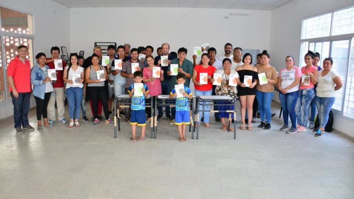 El Municipio entregó libros de autores indígenas en el Barrio Chelliyi