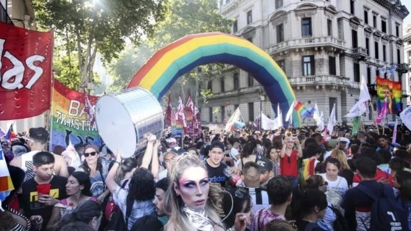 Multitudinaria Marcha del Orgullo en reclamo de más derechos