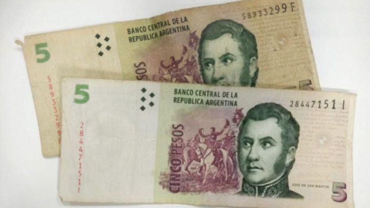 Advierten que comercios que no aceptan billetes de 5 pesos incurren en práctica abusiva