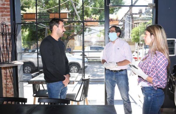 Gustavo Martínez visitó un bar donde se elaboran viandas para los trabajadores municipales 1