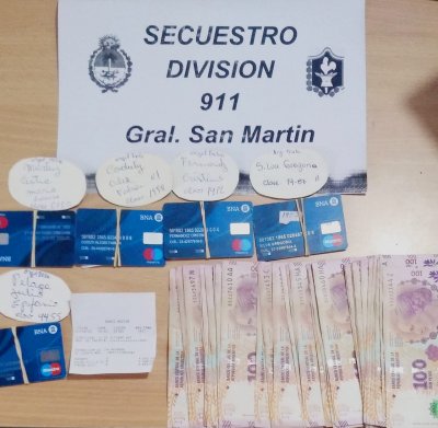 San Martín: con cinco tarjetas de débito, lo detuvieron cuando manipulaba un cajero
