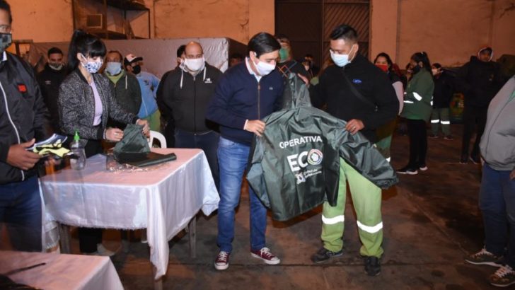 Martínez entregó indumentaria y elementos de seguridad a los trabajadores de Eco Operativa