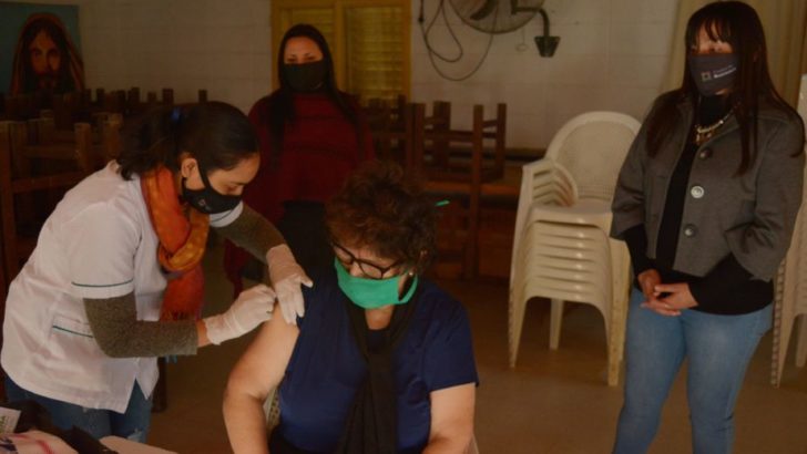 Barrio España: continuó la campaña integral de vacunación a adultos mayores