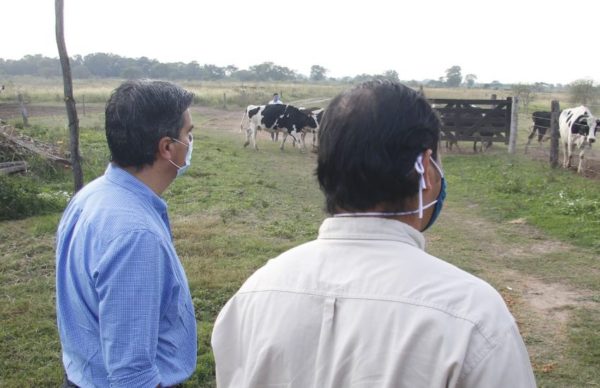 El gobernador visitó un tambo lechero que contará con apoyo provincial para su industrialización 1