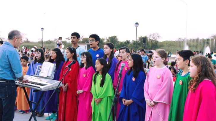 El coro Niños Cantores del Chaco homenajeó a la bandera y a Belgrano
