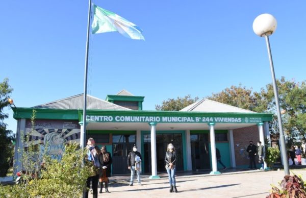 Centros comunitarios de La Liguria y las 244 Viviendas recibieron la Bandera de la ciudad de Resistencia 1
