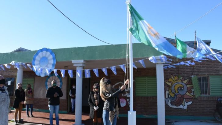 Centros comunitarios de La Liguria y las 244 Viviendas recibieron la Bandera de la ciudad de Resistencia