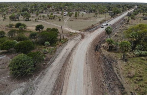 Para garantizar el tránsito, Vialidad Provincial trabaja en camino rural de La Leonesa