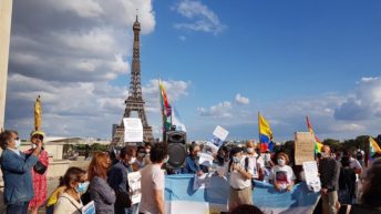 En París, argentinos residentes en Francia repudiaron su presencia