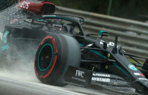 Hamilton "pole" y récord en la F1 2
