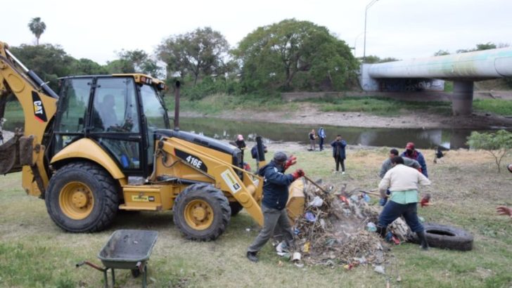 Resistencia: el Municipio acompañó a voluntarios ambientales en la limpieza del Río Negro