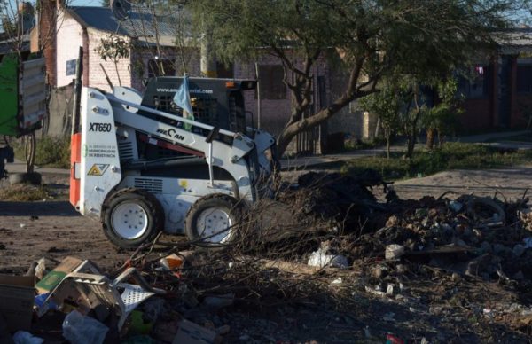 Resistencia: el Municipio realizó un operativo de limpieza integral en el arroyo Ojeda 1