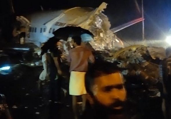 Un avión se partió en dos al aterrizar en India