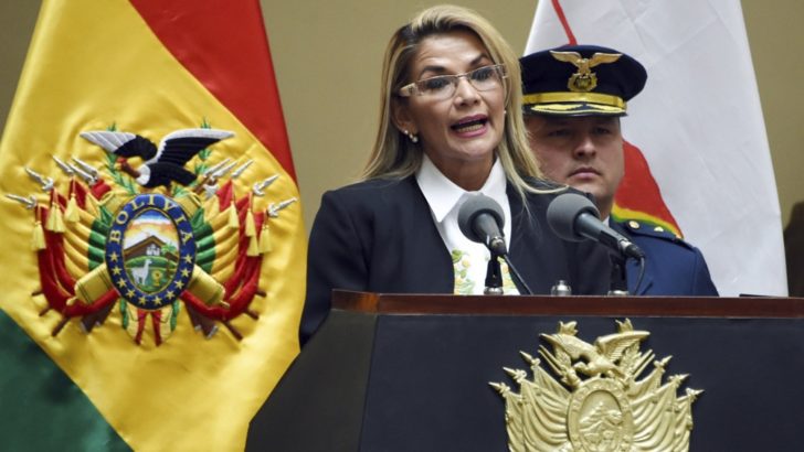 La presidenta de facto de Bolivia denunció “acoso sistemático” de Argentina