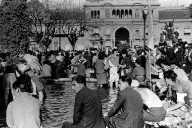 El día que los trabajadores colmaron la Plaza de Mayo para reclamar la liberación de Perón 1