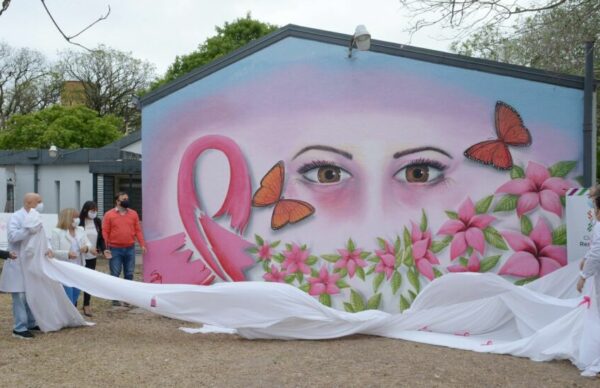 Lucha contra el cáncer de mama: el Municipio de Resistencia inauguró un mural en el hospital Perrando 1