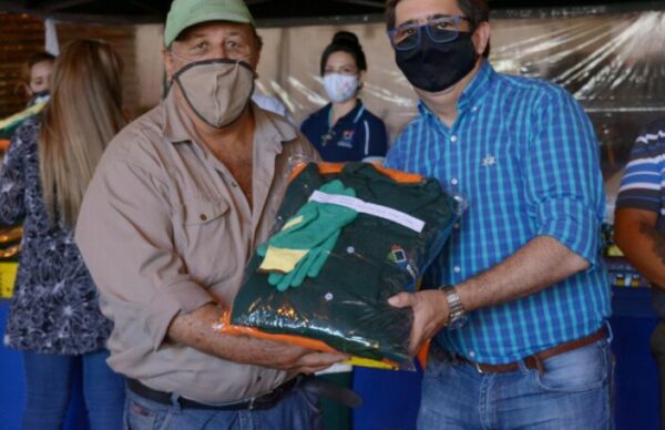 Resistencia: Gustavo Martínez continúa con la entrega de indumentaria para el personal municipal de servicios 1