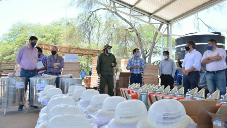 El Gobierno entregó 320 colmenas e insumos a productores apícolas del departamento Güemes