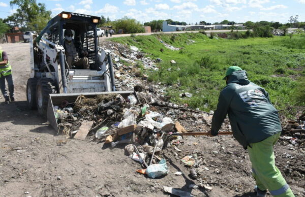 El Municipio de Resistencia ejecutó la limpieza integral y erradicación de minibasurales en la laguna de Villa Prosperidad 1