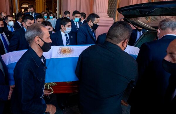 El último adiós a Diego: trasladan el cuerpo de Maradona al cementerio 1