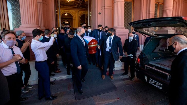 El último adiós a Diego: trasladan el cuerpo de Maradona al cementerio