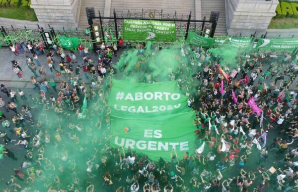 Frente al Congreso, miles de pañuelos verdes pidieron la legalización del aborto 4