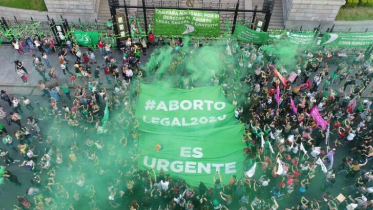 Frente al Congreso, miles de pañuelos verdes pidieron la legalización del aborto