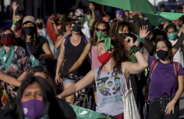 Frente al Congreso, miles de pañuelos verdes pidieron la legalización del aborto