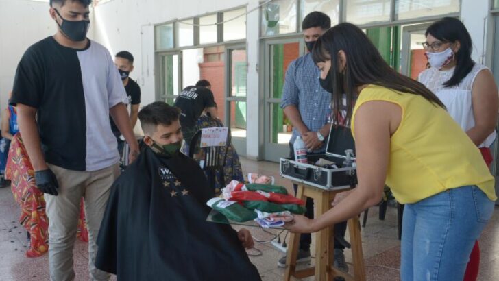“Barberos Unidos” en villa Río Negro: el Municipio acompañó la jornada de corte de cabello gratuito para niños y niñas