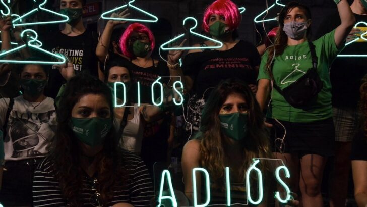 Desde este domingo, Argentina integra oficialmente la lista de países donde el aborto es legal