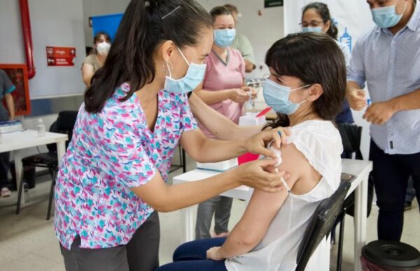 Vacunación Covid 19: funcionarios recibieron las dosis "como muestra de voluntad y confianza" 1
