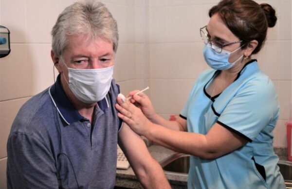 Vacunación Covid 19: funcionarios recibieron las dosis "como muestra de voluntad y confianza" 2