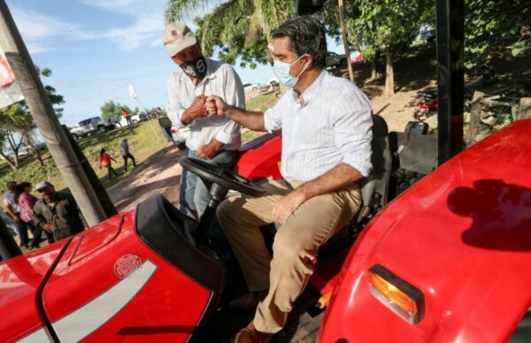 Agricultura familiar: Capitanich entregó tractores y equipamientos a cinco consorcios 1