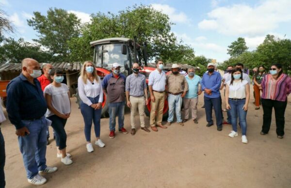 Agricultura familiar: Capitanich entregó tractores y equipamientos a cinco consorcios 3