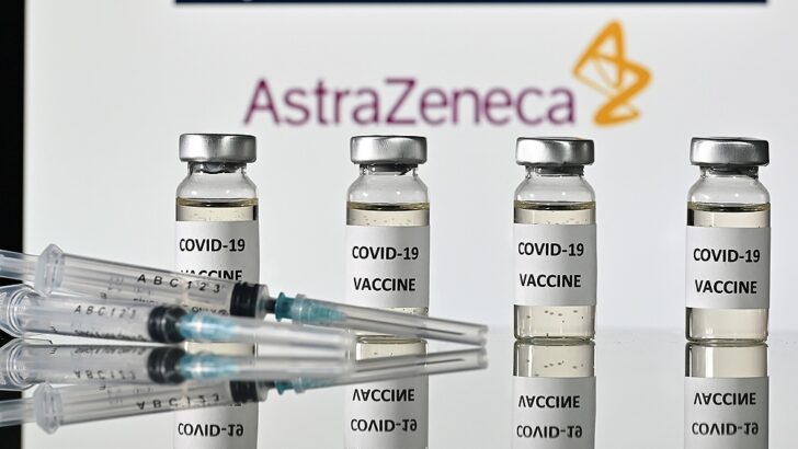 Ante la falta de vacunas, la Unión Europea arremete con investigaciones y allanamientos contra AstraZeneca