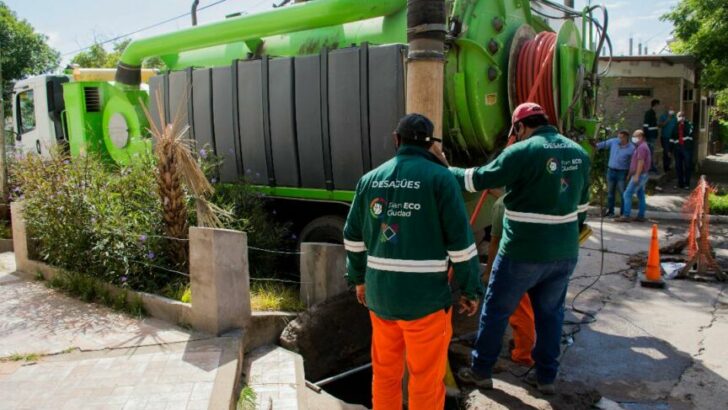 Con un camión desobstructor recuperado por municipales de Resistencia se sanearon conductos subterráneos de desagüe