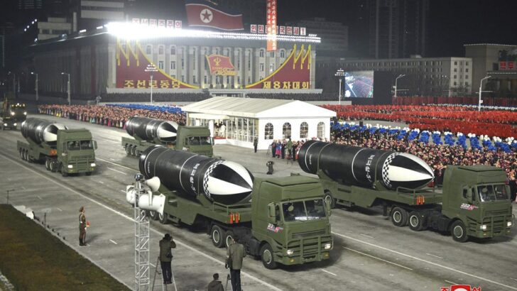 Corea del Norte mostró dos misiles en un enorme desfile militar
